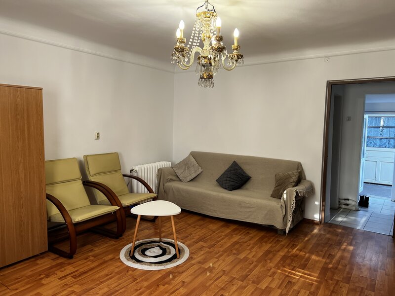 Aparatorii Patriei,  statie metrou 1 min.