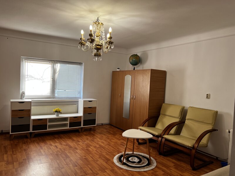 Aparatorii Patriei,  statie metrou 1 min.