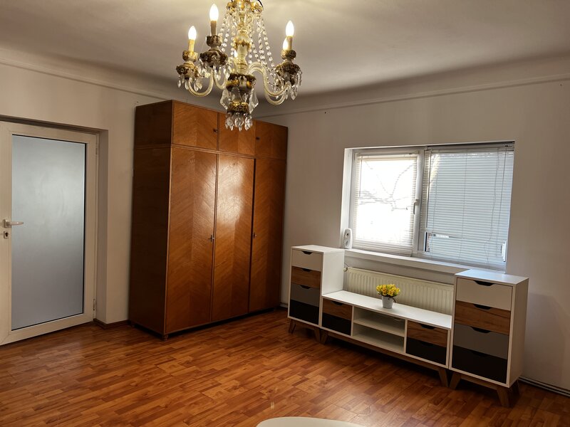 Aparatorii Patriei,  statie metrou 1 min.