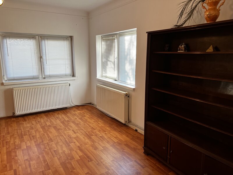 Aparatorii Patriei,  statie metrou 1 min.