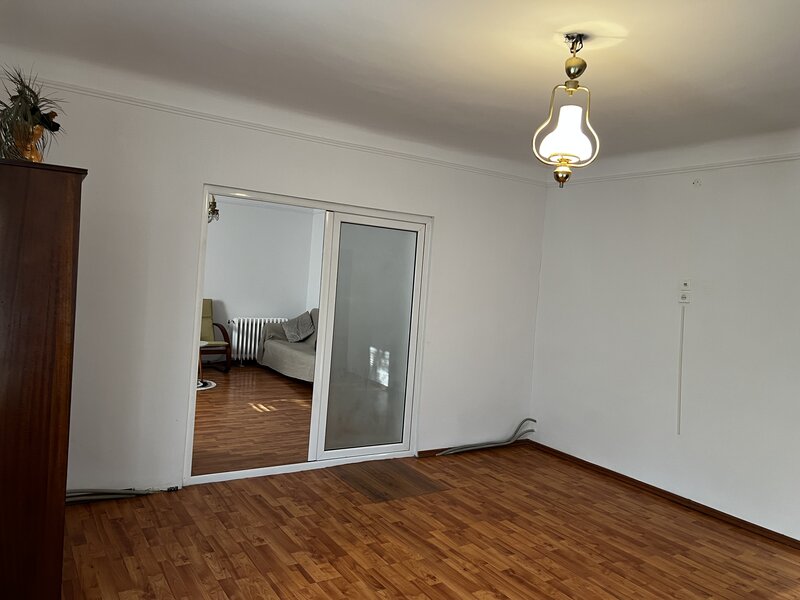 Aparatorii Patriei,  statie metrou 1 min.