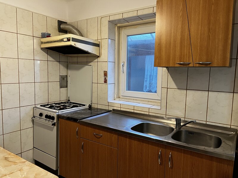 Aparatorii Patriei,  statie metrou 1 min.