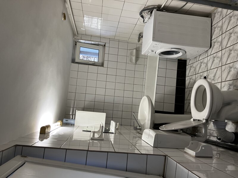 Aparatorii Patriei,  statie metrou 1 min.