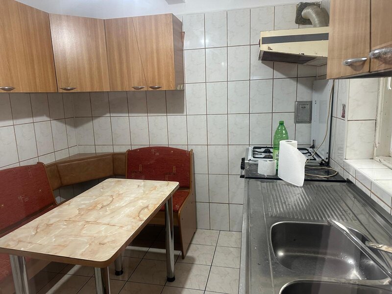 Aparatorii Patriei,  statie metrou 1 min.